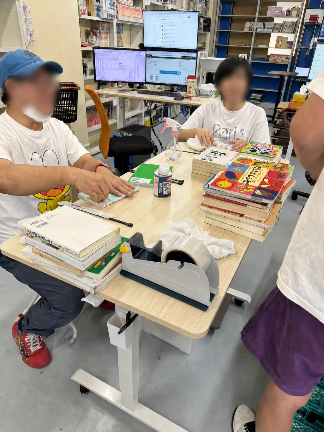 書籍のクリーニングと仕分け作業の様子