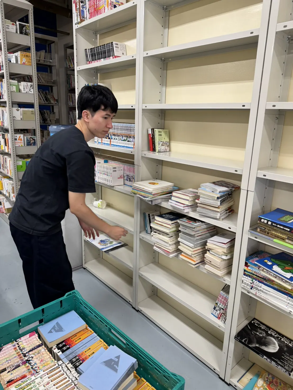 書棚へ書籍を並べている作業の様子